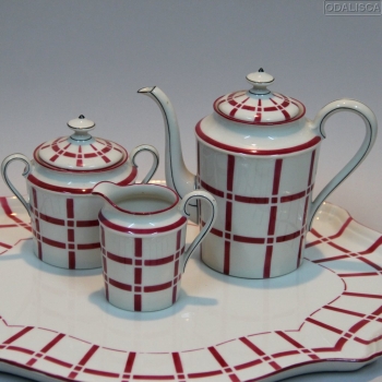Porcelana esmaltada de Limoges. Formada por bandeja, cafetera, lechera, azucarero y 2 tazas con sus platos.
Origen: Francia.